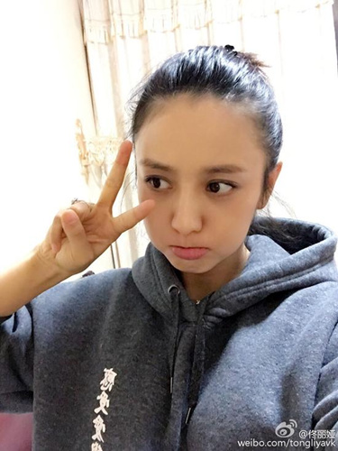 佟丽娅晒卖萌自拍 自称“大肚子蝈蝈”