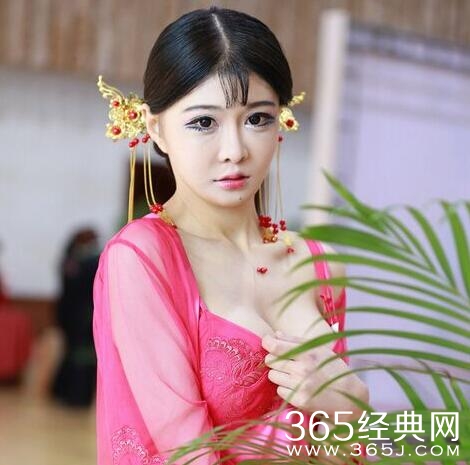 青岛艺术学校19岁D罩杯女生姓名资料 爆乳内衣广告写真吸睛