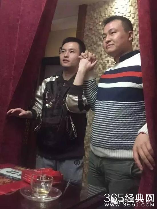 12月19日，孙文麟和男友胡明亮在长沙一家茶馆。图左为孙文麟。