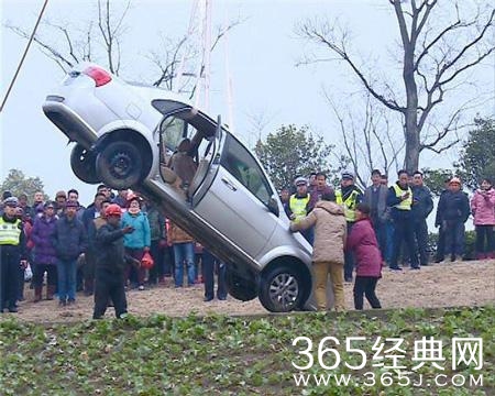 新闻哥：不要和大卡车争道！2015.12.24