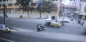 新闻哥：不要和大卡车争道！2015.12.24