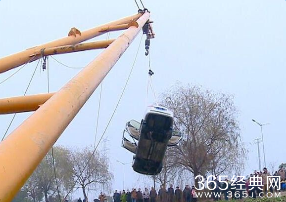 江苏泰州车震滑入河中嘿咻太激烈