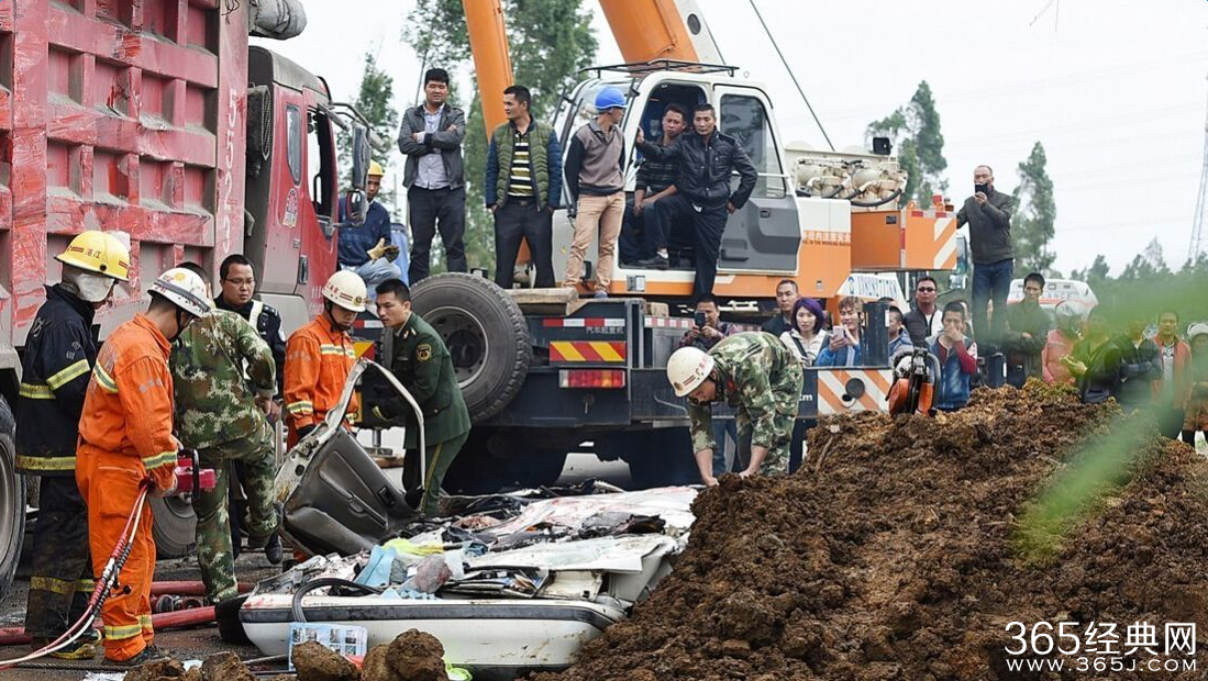 广东湛江大货车把小汽车压成“饼”监控视频