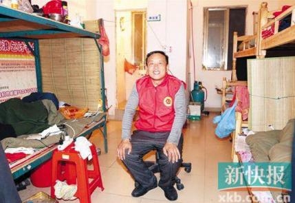 新闻哥：老爸给儿子带绿帽子！2015.12.29