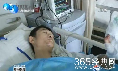 新闻哥：老爸给儿子带绿帽子！2015.12.29