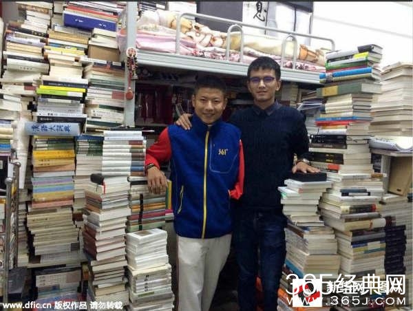 新闻哥：老爸给儿子带绿帽子！2015.12.29