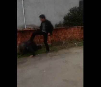 新闻哥：老娘打你是为你好！2015.12.30