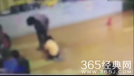 新疆石河子幼师摔小孩视频