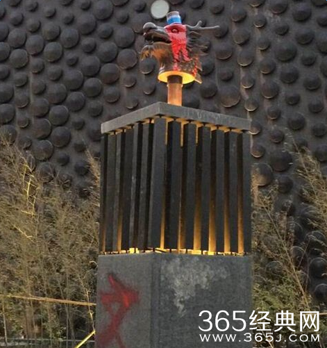 成龙兽首泼红漆陈姓男女照片资料曝光 成龙兽首为什么被泼红漆