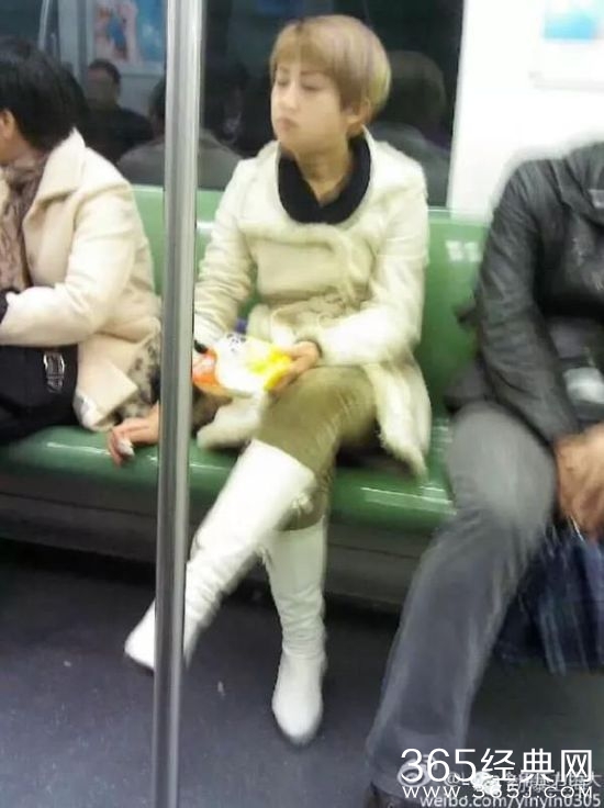 网友翻出了一张2013年3月23日发布的地铁吃凤爪的女子照片。