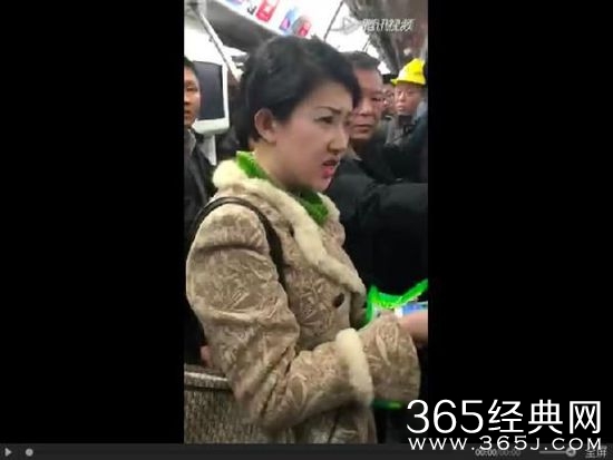 该女子在遭到指责后，拿出手机与视频发布者对拍。