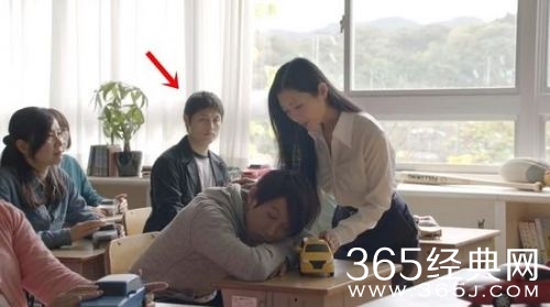坛蜜当女教师走近打瞌睡男同学，低头轻拍男方的背，远方男性眼神好嫉妒（红箭头者）