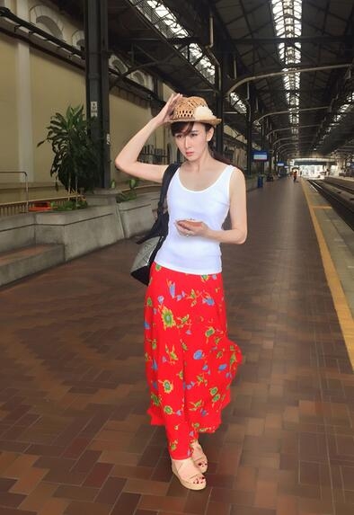 胡静旅行似少女 青春洋溢惹人羡慕