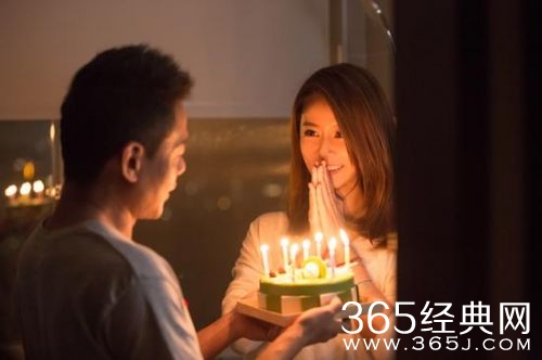 两人在MV中饰演昔日情侣