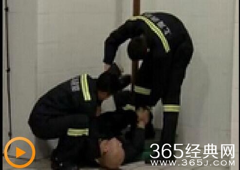 乐嘉蛋碎视频曝光 体验消防顺杆滑下压碎蛋