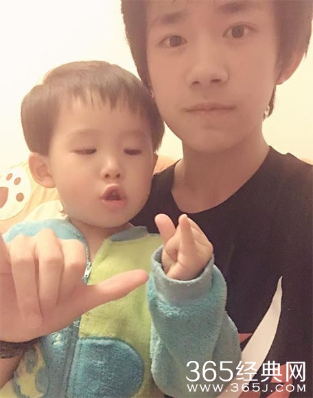 易烊千玺与弟弟晒合照