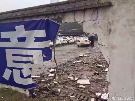 长沙一个女孩考科目二撞穿围墙