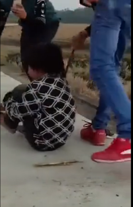 两男子殴打男童作乐