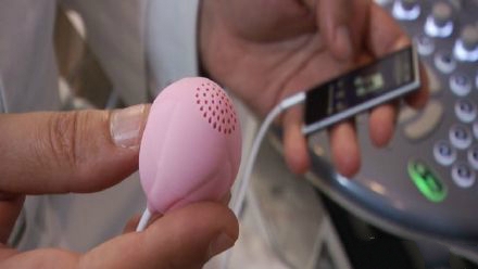 新闻哥：让充气娃娃帮守夜！2016.01.07