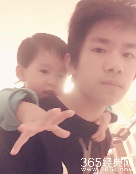 易烊千玺与弟弟晒合照