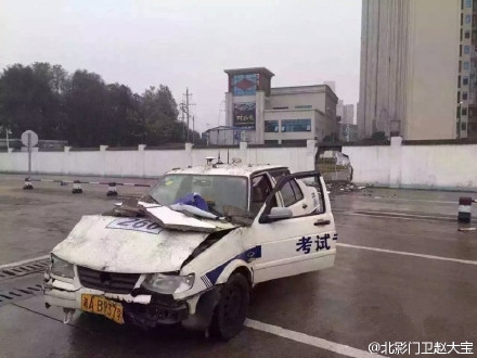 长沙一个女孩考科目二撞穿围墙