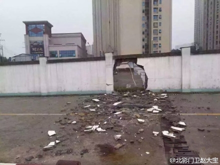 长沙一个女孩考科目二撞穿围墙