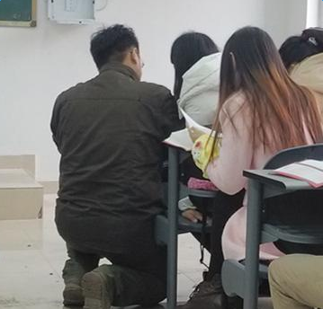 西南交通大学希望学院老师唐宇个人资料照片 跪地为学生讲题被赞