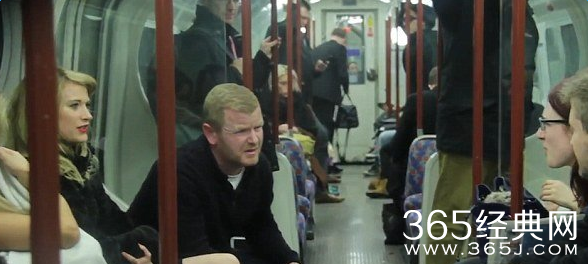 英国女子参与地铁车厢哺乳实验试探众人反应
