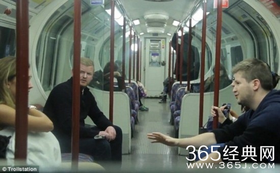 英国女子参与地铁车厢哺乳实验试探众人反应