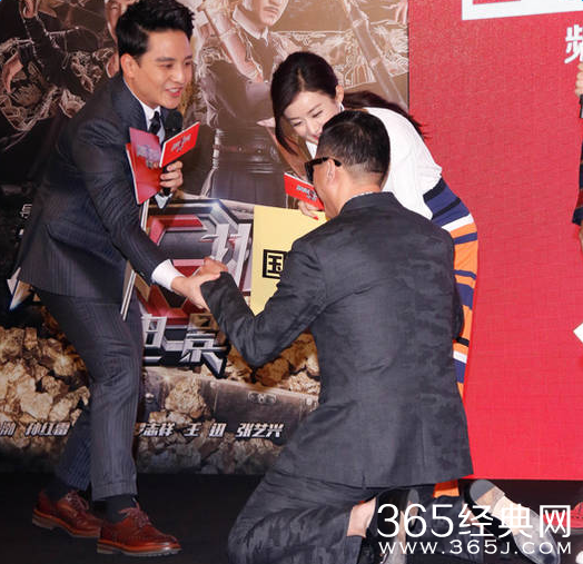 极限挑战发布会孙红雷给赵丽颖下跪是怎么回事？