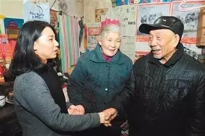 捐款给老人的私家车女车主叫什么