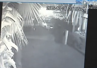 情侣吵架女方倒地不起被车压监控视频