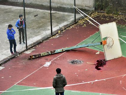 成都理工大学学生被篮球架砸死