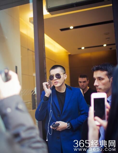 吴亦凡选战衣 伦敦街头被粉丝围堵人气爆棚