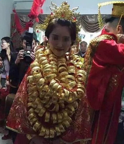 广东土豪结婚新郎个人资料家境 新娘挂满金手镯太壕