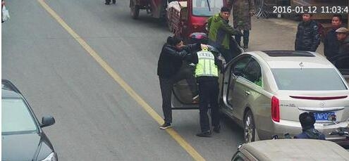 湖北宜昌禁停殴打交警司机人肉搜索 叫喧：老子就是有钱