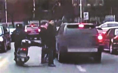 南京骑摩托车踹倒行人波兰籍男子资料照片 事发视频观看