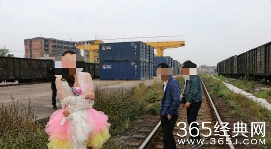 新人铁轨上拍婚纱照逼停火车