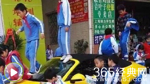 熊孩子踩踏保时捷视频