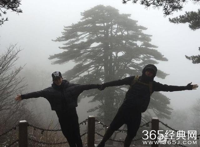 二人拉手搞怪合影。