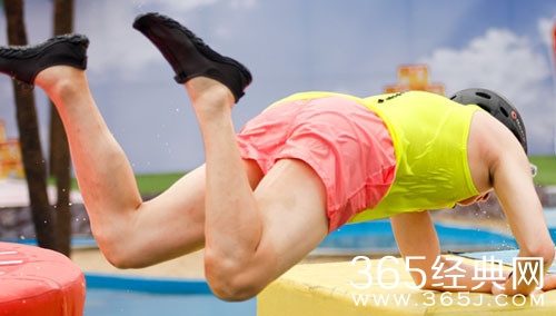 玩大转盘甩掉裤子 玩游戏蛮拼的