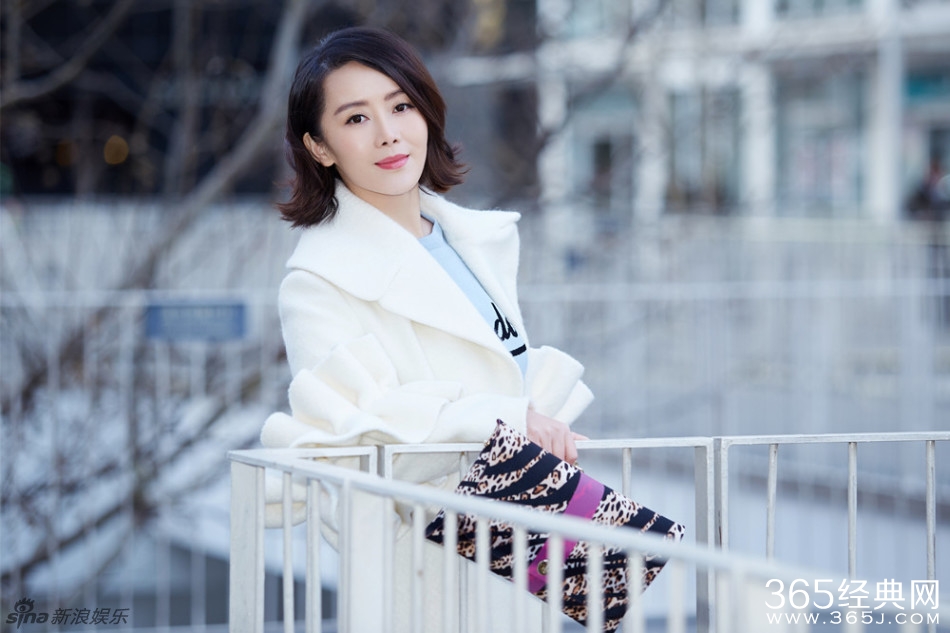车永莉冬日唯美街拍 气质优雅白衣妩媚