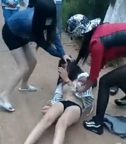 遭围殴扒衣的海南15岁女生叫什么