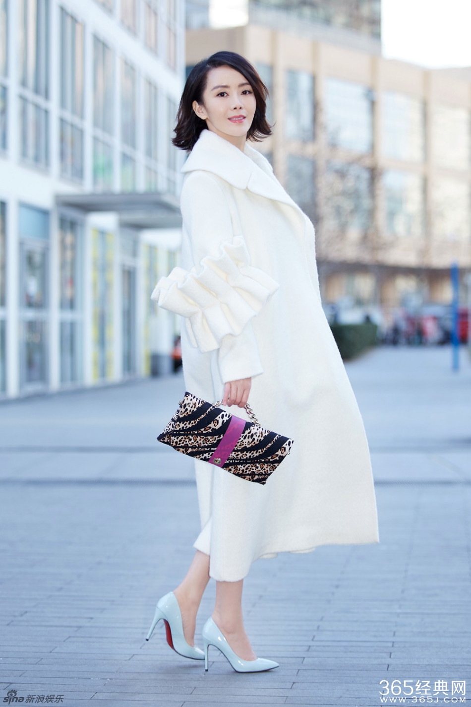 车永莉冬日唯美街拍 气质优雅白衣妩媚