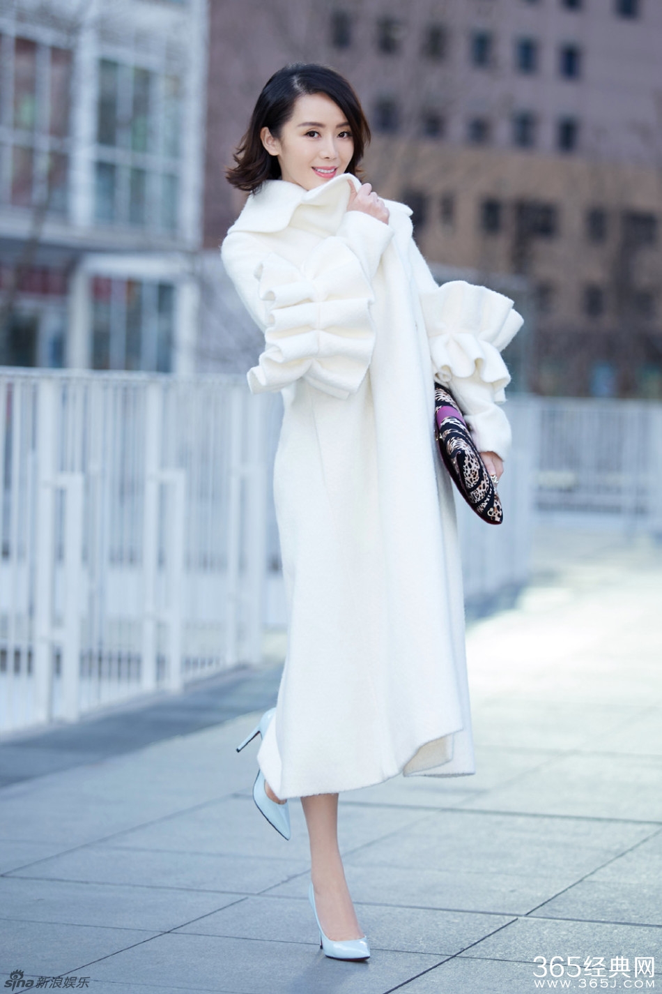 车永莉冬日唯美街拍 气质优雅白衣妩媚