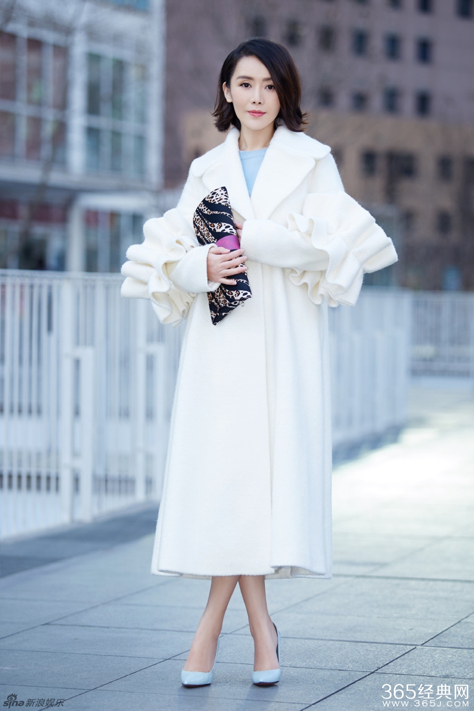 车永莉冬日唯美街拍 气质优雅白衣妩媚