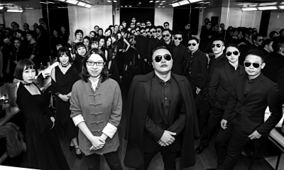 金承志（居中戴墨镜者）和上海彩虹室内合唱团成员。