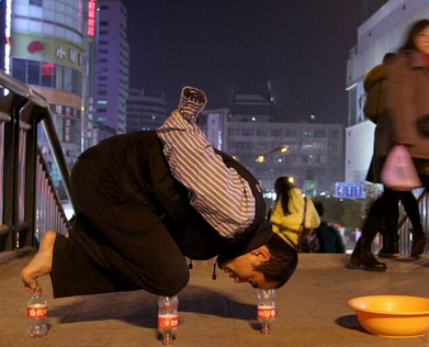 浙江男子街头跪饮料瓶上乞讨是真的吗 小黄怎么悬浮的
