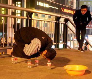 浙江男子街头跪饮料瓶上乞讨是真的吗 小黄怎么悬浮的