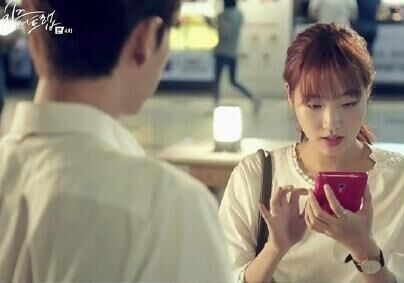 奶酪陷阱女主用的是什么品牌的手机